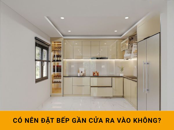 Có nên đặt bếp gần cửa ra vào không?